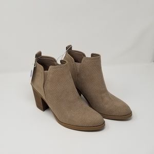NWT Universal Thread Booties, size 8